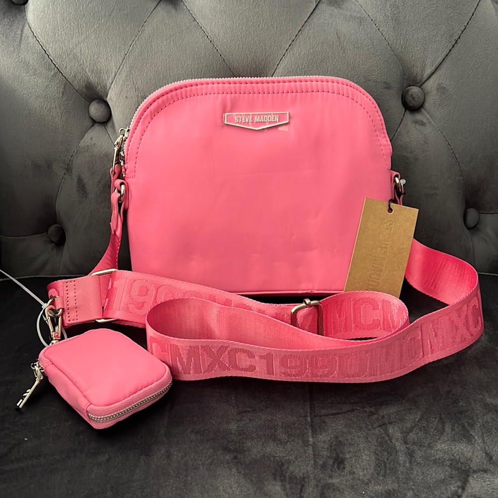 💕NWT! Steve Madden Pink nylon crossbody with adjustable logo strap AirPod case